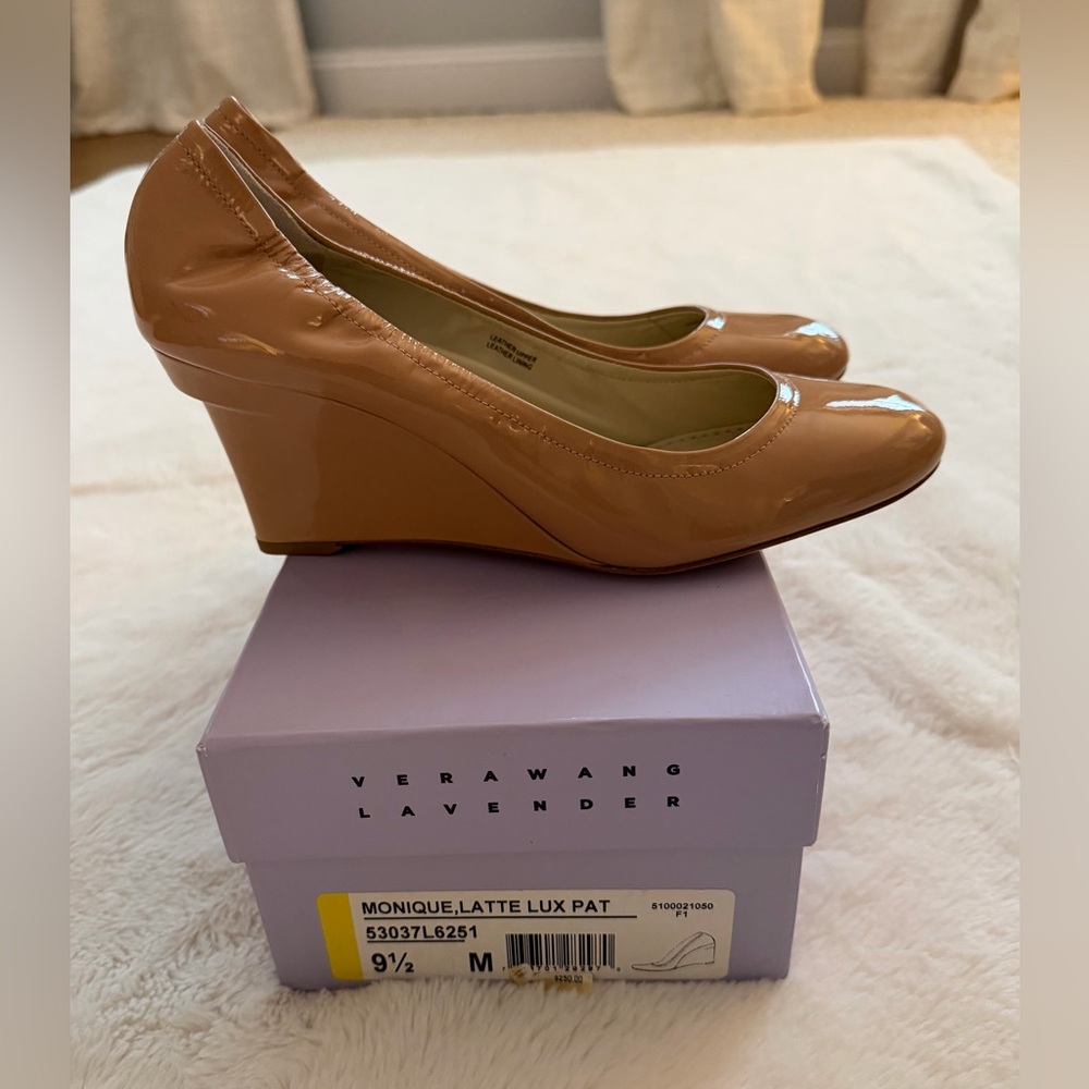 NIB Vera Wang Lavender Monique Lux Patent Wedge - Picture 3 of 13